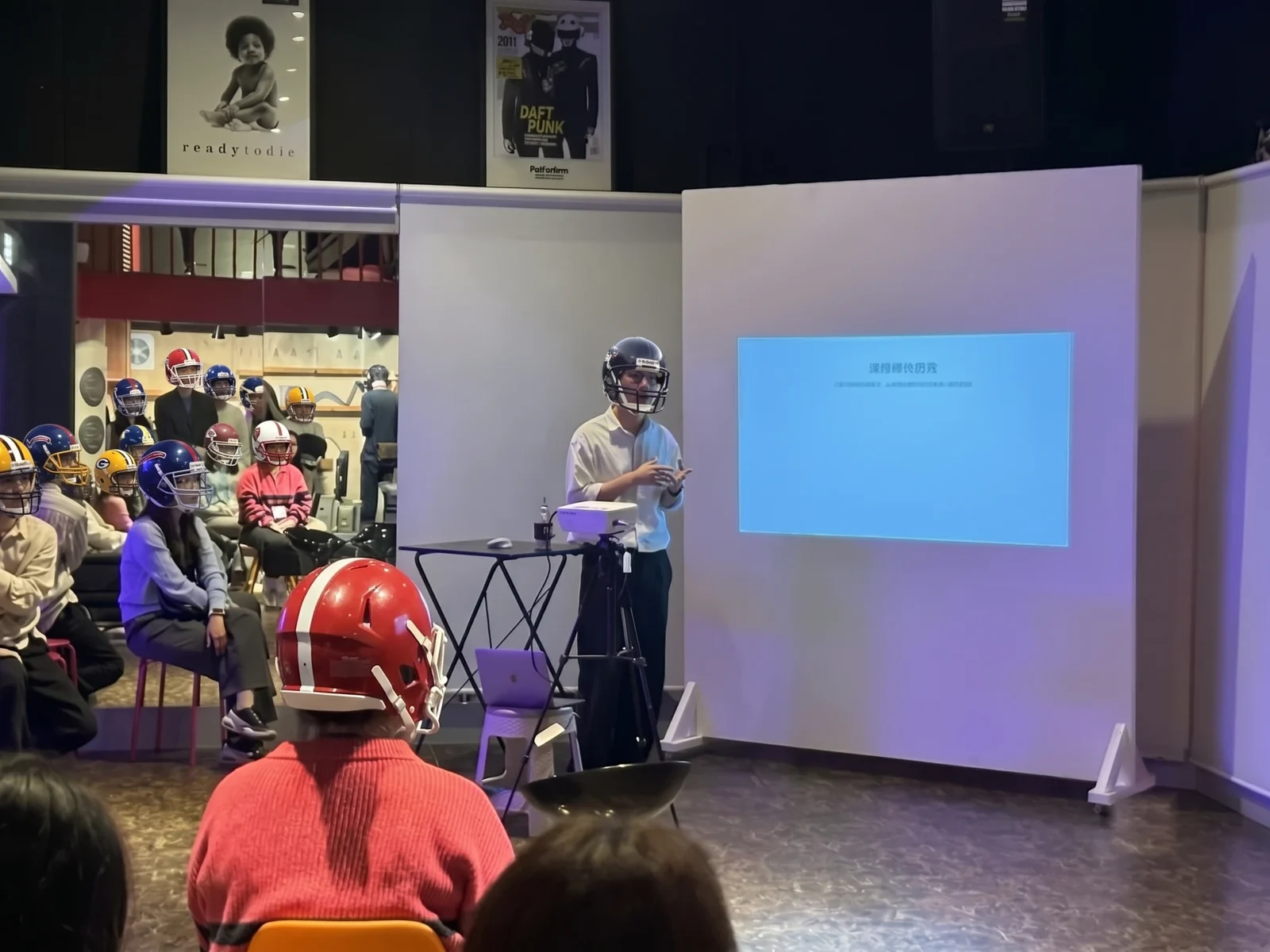 MAD League 헬멧을 쓰고 발표를 듣는 매드리거들